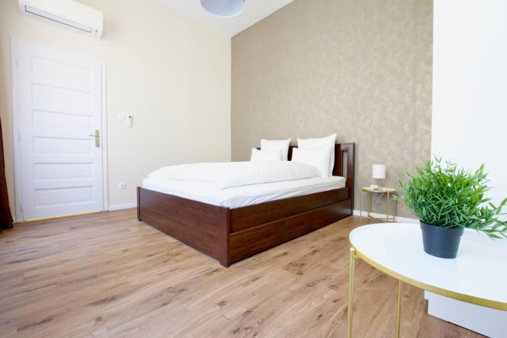 Premium Apartment By Hi5 - Astoria 4 Bedroom Budapest Kültér fotó